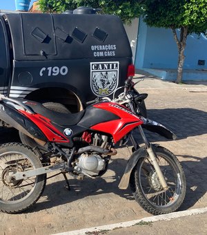Moto com registro de furto é abandonada no bairro Manoel Teles