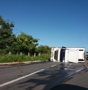Carreta tomba em trecho da BR-101 e bloqueia pista em São Miguel dos Campos