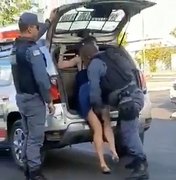 Policial enfia mão embaixo de saia de mulher durante abordagem 