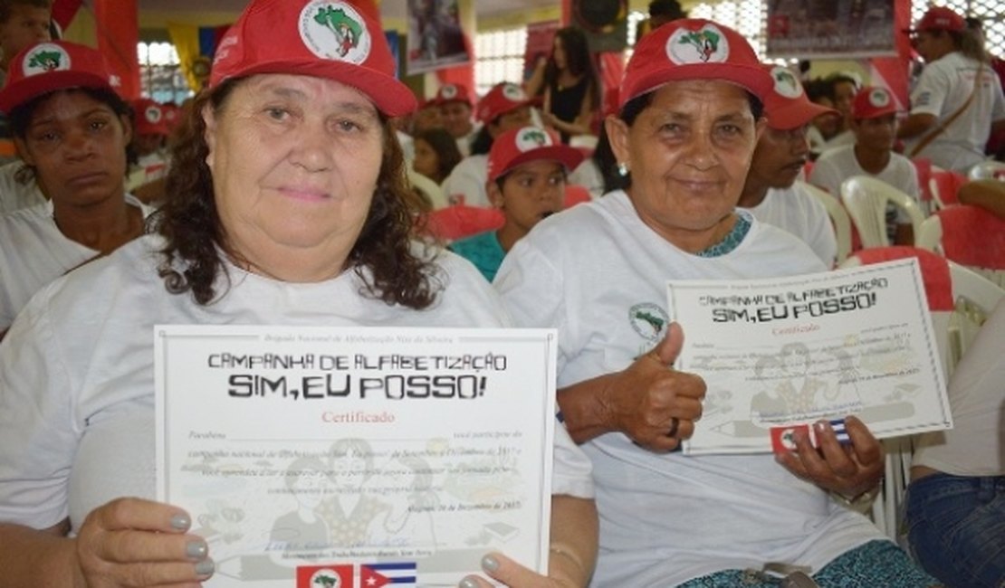 Método cubano de alfabetização forma jovens e adultos em Alagoas