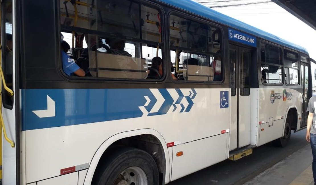 Ônibus voltam a circular pela Ladeira de Fernão Velho, em Maceió