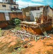Casa escavada com colher de pedreiro por idosas segue assombrando vizinhos