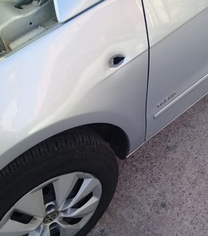 Homem escapa de atentado e carro fica crivado de tiros, em Arapiraca