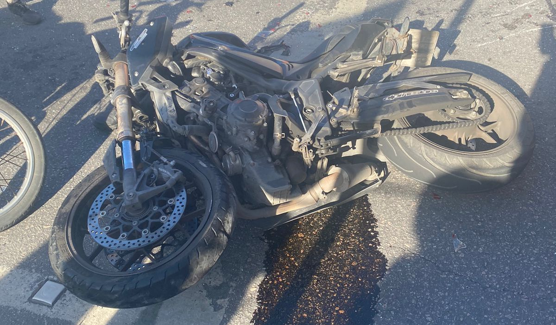 Motociclista fica gravemente ferido após colisão com carro e caminhão