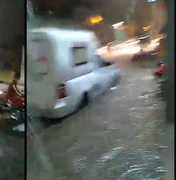 [Vídeo] Chuva forte atinge Santana do Ipanema; ruas do município ficam alagadas