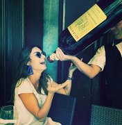 Thaila Ayala brinca com garrafa de vinho gigante na Itália
