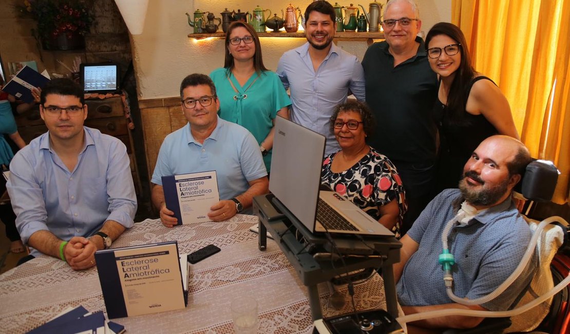 Livro com registros do I Simpósio Internacional sobre ELA é lançado em Alagoas