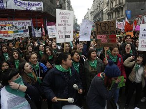 Deputados argentinos aprovam legalização do aborto; projeto vai para o Senado