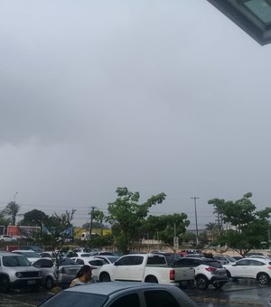 Tarde de terça-feira começa com chuva em Arapiraca