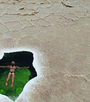 Mulher mergulha em um dos lugares mais quentes do mundo