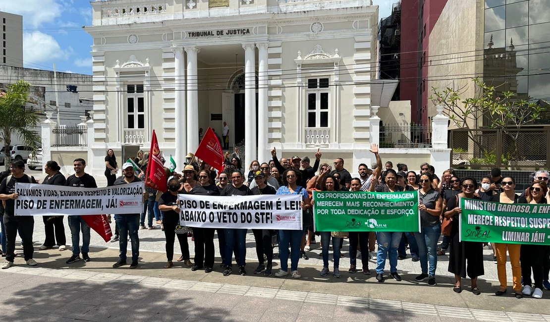 Profissionais de enfermagem protestam contra suspensão do piso salarial no Centro de Maceió