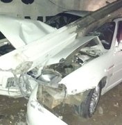 [Vídeo] Poste é arrancado da calçada após colisão de veículo em Arapiraca