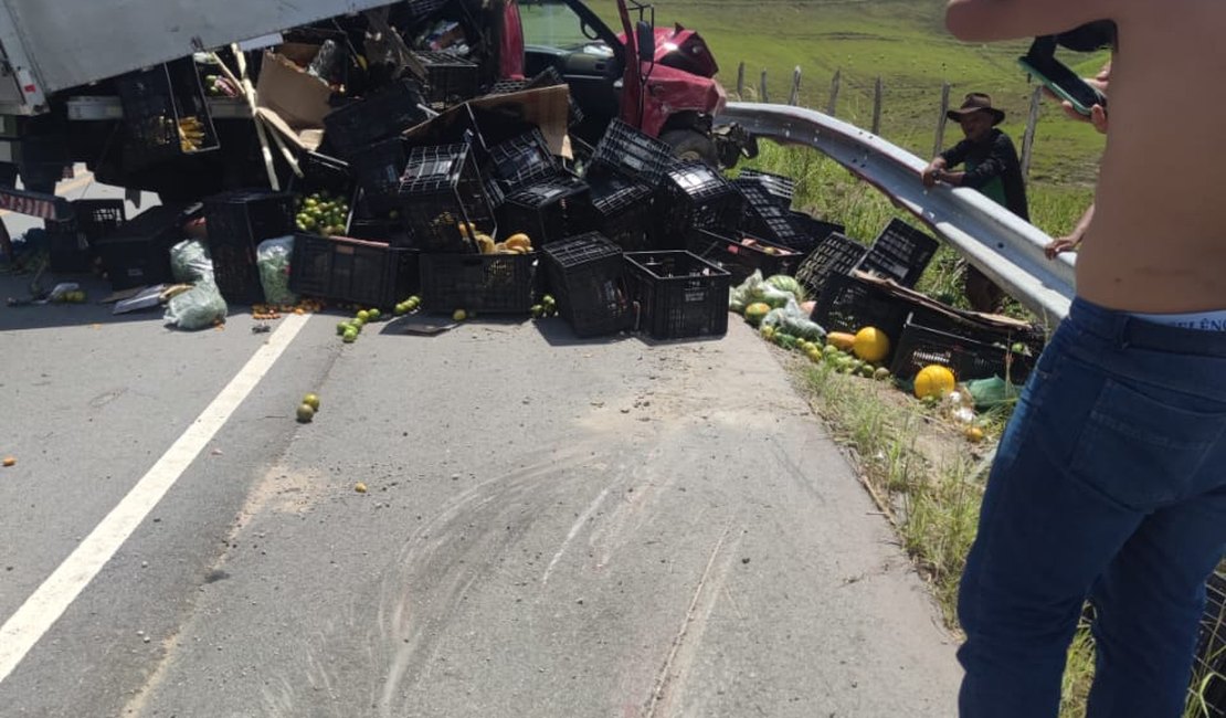Motorista de caminhão baú sofre acidente em Porto Calvo