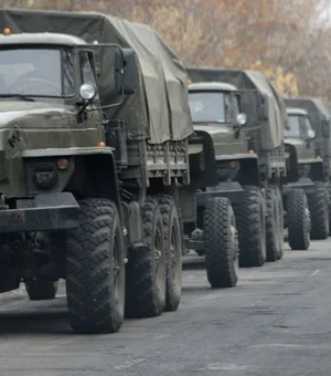 Putin fecha cerco militar sobre Kiev e já tem soldados na cidade