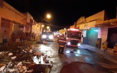 Livraria pega fogo em Maceió