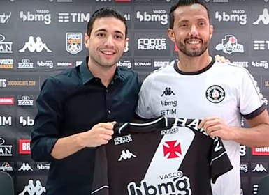 Apresentado com a camisa 77, Nenê celebra sua volta ao Vasco
