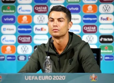 'Beba água!': Cristiano Ronaldo retira garrafas de Coca-Cola durante coletiva da Eurocopa