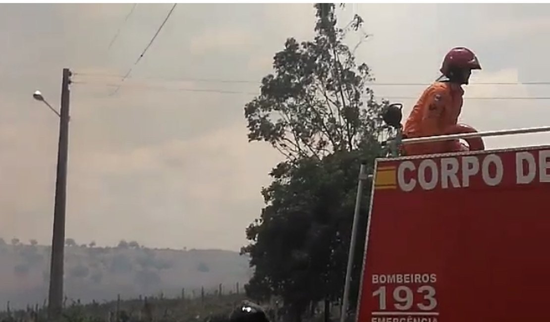 Incêndio destrói carro e cômodos de residência na AL-115, em Arapiraca