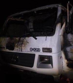 Caminhão pega fogo em garagem e incêndio é contido por populares, em União dos Palmares