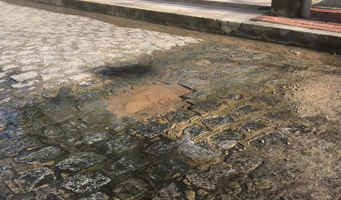 [Vídeo] Moradores da Gruta de Lourdes reclamam de vazamento de água potável