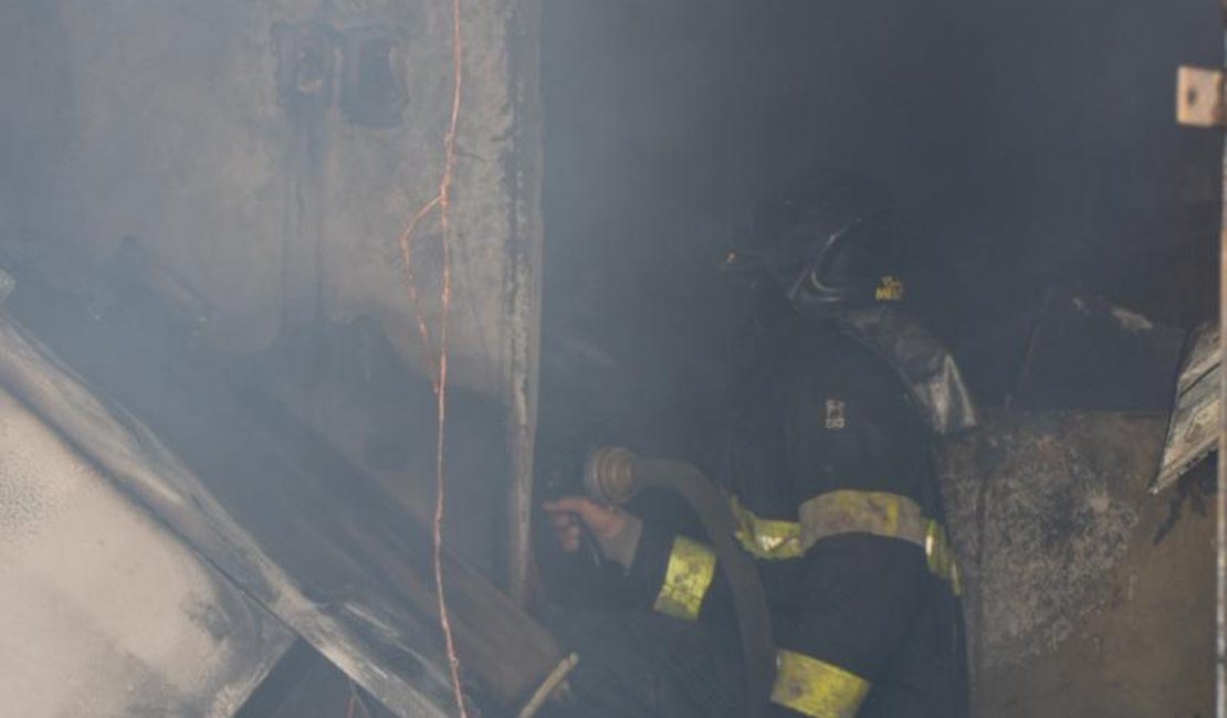 Incêndio deixa idosa e criança de nove anos feridas na periferia de Maceió