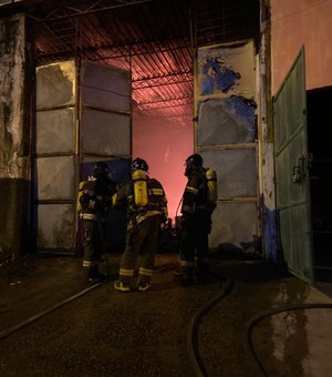 Incêndio de grande proporção atinge Ferro Velho na Ponta Grossa