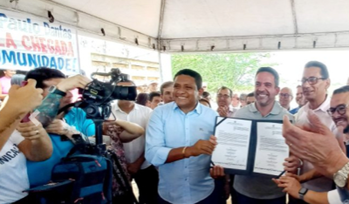 Paulo Dantas assina ordem de serviço para retomada das obras de hospital em Palmeira ao lado do prefeito Júlio Cezar
