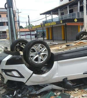 Manobrista confunde pedais de carro, derruba parede de estacionamento e veículo cai de altura de 10 metros