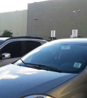 Denúncia: cliente flagra carro de vereador em vaga de idoso em Shopping