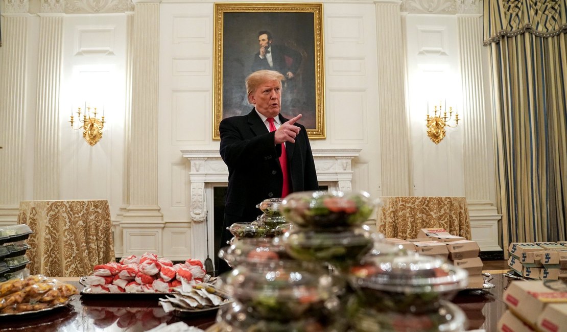 Sem funcionários por paralisação, Trump compra hambúrgueres para jantar com atletas