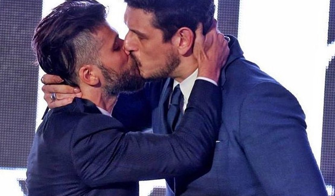 Bruno Gagliasso causa ao publicar foto beijando a boca de outro homem