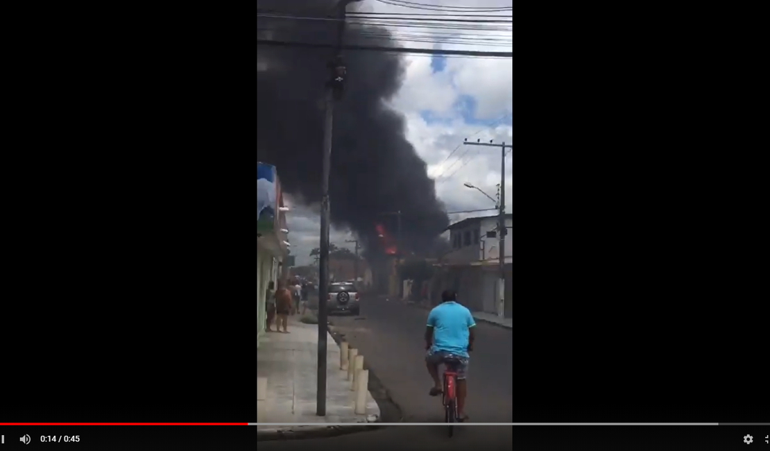 [Vídeo] Galpão que era utilizado para reciclagem pega fogo em Arapiraca