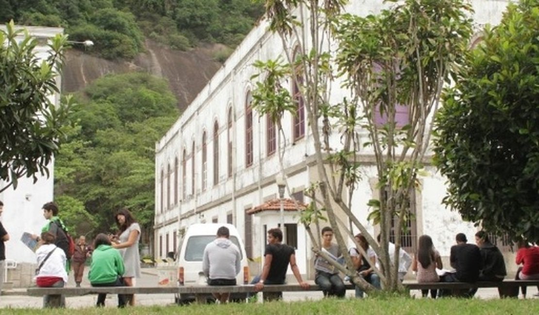 Depois de agressão a aluno, universidade do RJ suspende aulas após 2º turno