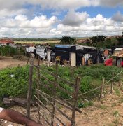 Moradores denunciam mau cheiro de fezes e urina em acampamento no município de  Arapiraca 