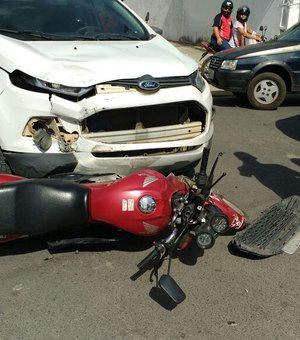 Carro colide com motocicleta e homem fica gravemente ferido