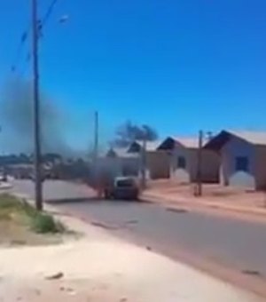 [Vídeo] Mulher ateia fogo no carro do marido após descobrir traição