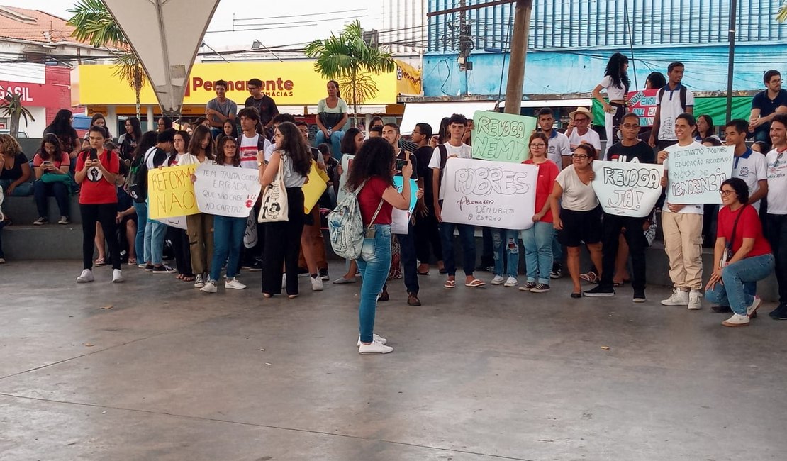 [Vídeo] Alunos, professores e servidores da educação ocupam ruas de Arapiraca em protesto contra o Novo Ensino Médio