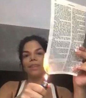 Depois de atacar Anitta e Titi, Day McCarthy queima a Bíblia em vídeo
