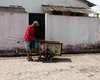 Com baldes nas mãos, moradores do Cleto estão há seis dias sofrendo com falta de água