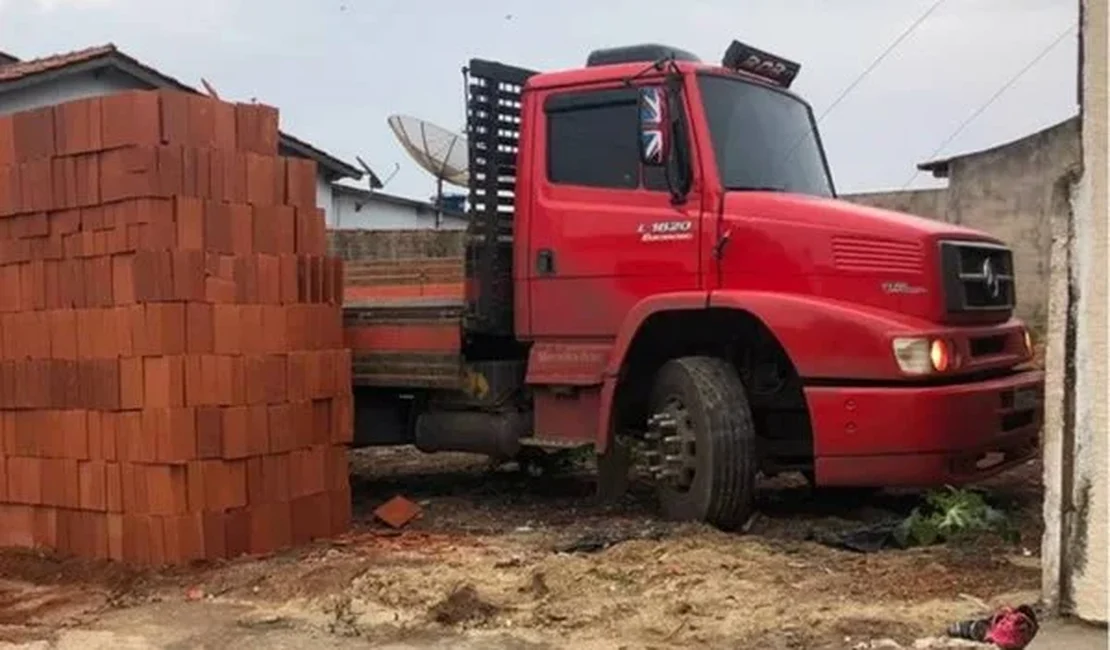 Motorista descarrega mais de 5 mil tijolos e deixa caminhão “preso” em lote