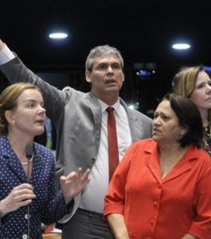 Sob protestos em Brasília, Senado aprova PEC do Teto em primeiro turno