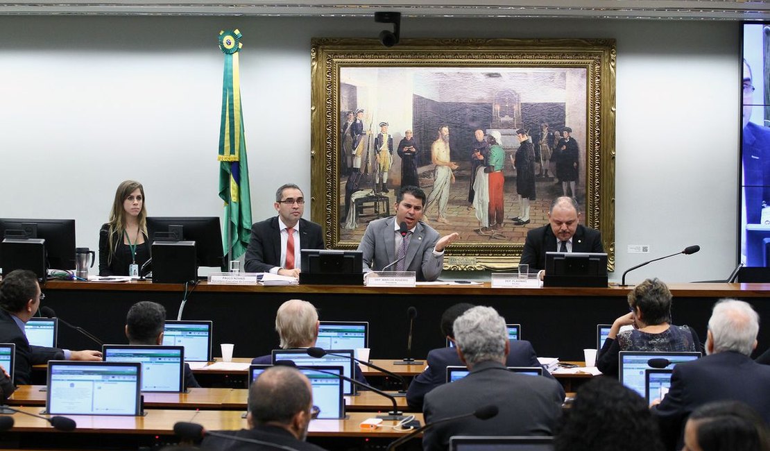 Após discussão, votação do Escola sem Partido em comissão é suspensa