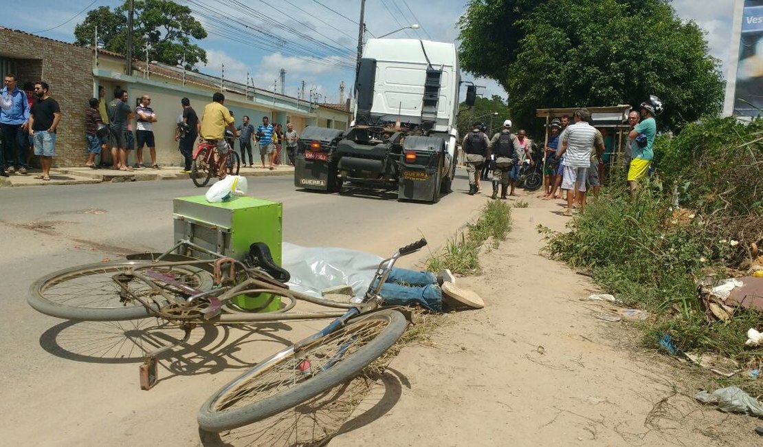Ciclista tem cabeça esmagada ao ser atropelado por 'cavalinho' de carreta em Arapiraca