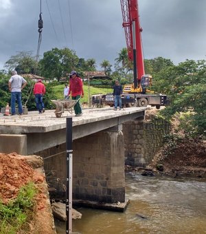 Ponte de concreto que liga AL e PE começa a ser montada em Jacuípe