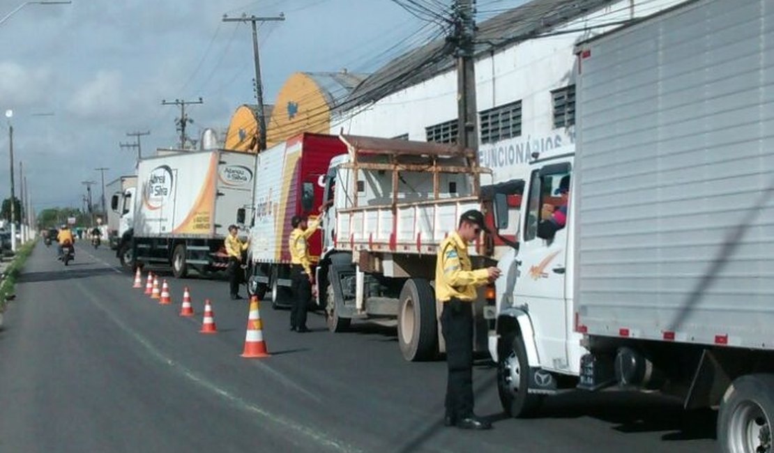 Fiscalização de trânsito de veículos pesados é intensificada na Durval de Góes Monteiro