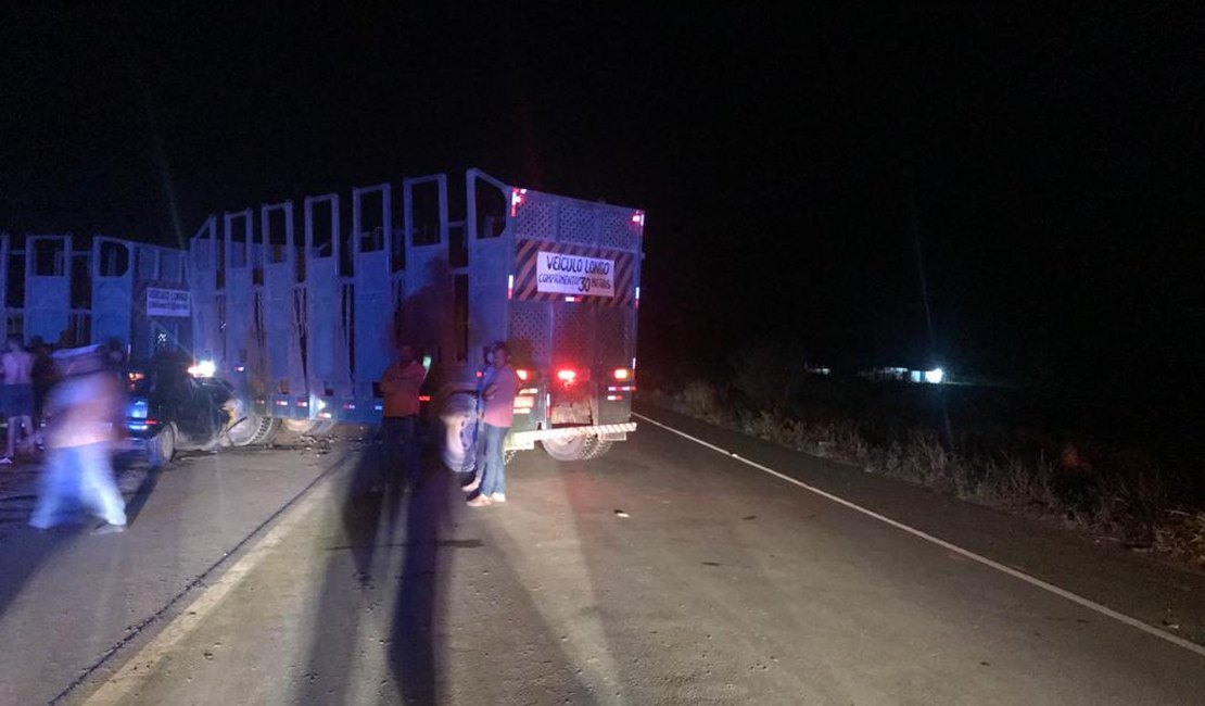 Acidente entre carro e caminhão deixa feridos na BR-316, em Atalaia