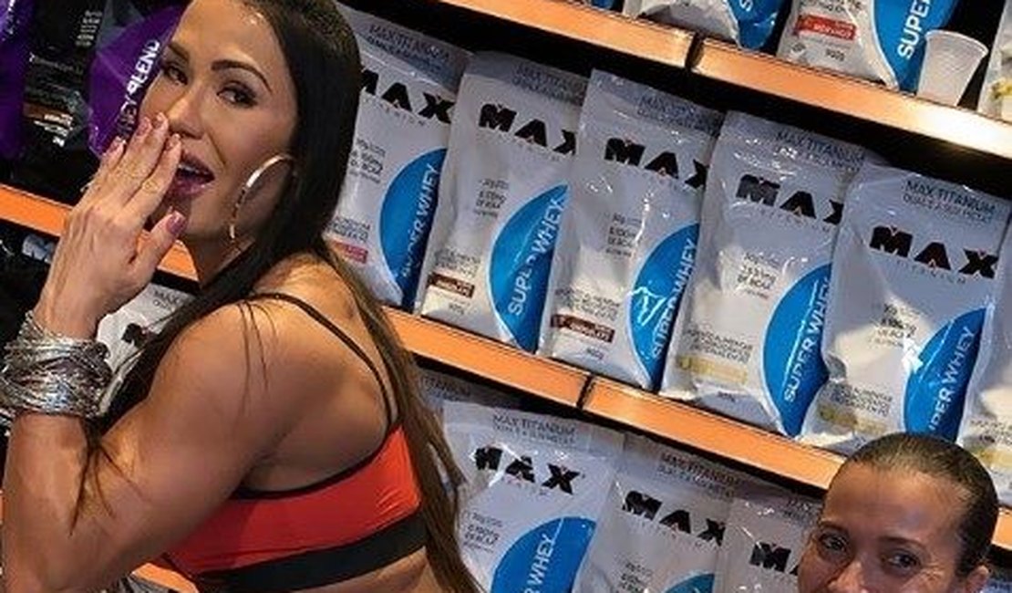 De novo, Gracyanne deixa todo mundo apalpar seu bumbum