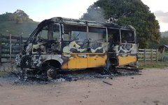 Ônibus foi incendiado na zona rural de Maragogi