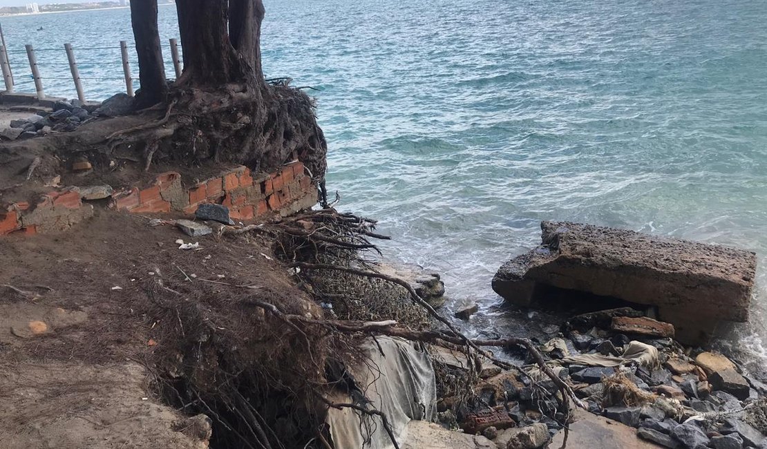 Mar avança e destrói parte da ciclovia e barreira de contenção na Ponta Verde