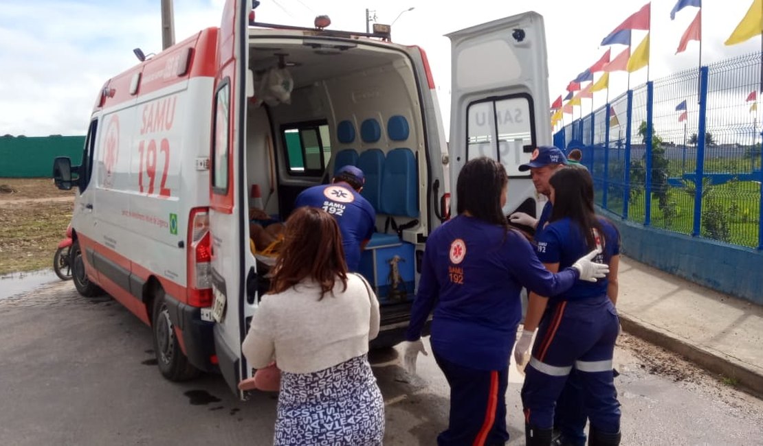 Colisão entre viatura policial e motocicleta deixa um ferido em Arapiraca